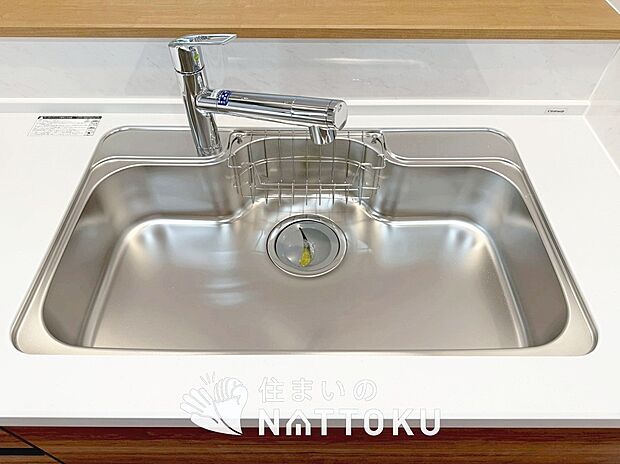 【浄水器内臓ハンドシャワー付シンク】広々とした凸型シンクに洗剤ポケットを標準装備。すっきり収納できます。
また、蛇口の先端に浄水器を内蔵しているため場所をとりません。