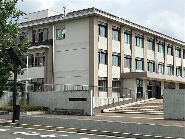 木津川市立城山台小学校(約1,600m)