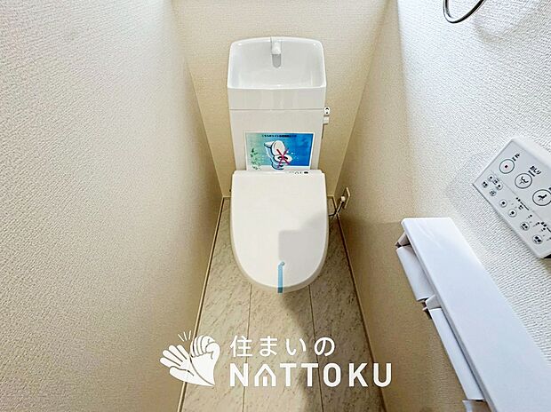 【トイレ	 】汚れてもサッとひと拭きでお手入れ簡単、エコ仕様の温水洗浄便座付きのトイレです。
バリアフリーにも配慮しています。
