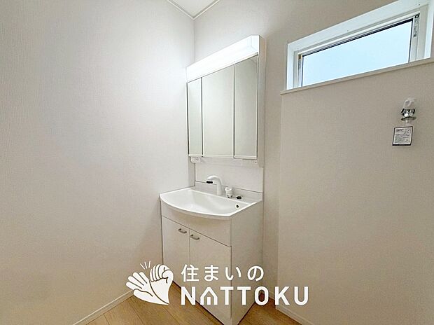 【洗面台・洗面所】鏡の両サイドは、必要なものを取出しやすく、大きな鏡面で朝の準備も快適。
使いやすいリフトアップ機能付きのシングルレバーシャワー水栓付です。