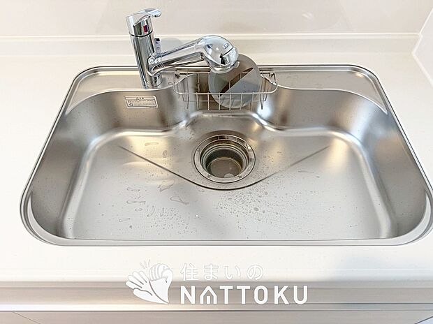 【浄水器内臓ハンドシャワー付シンク】広々とした凸型シンクに洗剤ポケットを標準装備。すっきり収納できます。
また、蛇口の先端に浄水器を内蔵しているため場所をとりません。