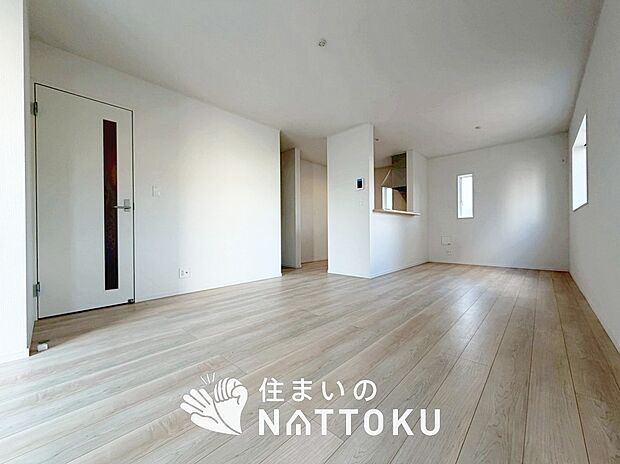 【現地写真（リビング）】フローリング材には、木目、色調など木材特有の風合いがあり、ナチュラルな美しさになっています。