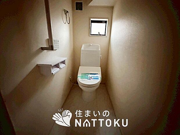 【トイレ 】汚れてもサッとひと拭きでお手入れ簡単、エコ仕様の温水洗浄便座付きのトイレです。
バリアフリーにも配慮しています。