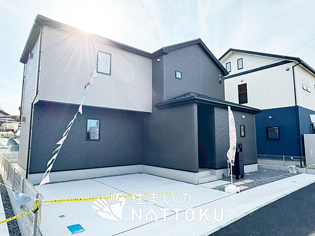 【現地写真（外観）【１号地】】雨で汚れを落とし、耐久性・耐候性に優れた外壁を使用しています。