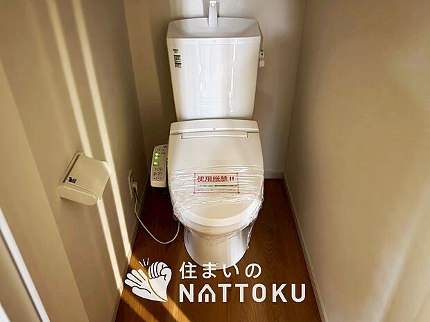 【トイレ	 】汚れてもサッとひと拭きでお手入れ簡単、エコ仕様の温水洗浄便座付きのトイレです。
バリアフリーにも配慮しています。
