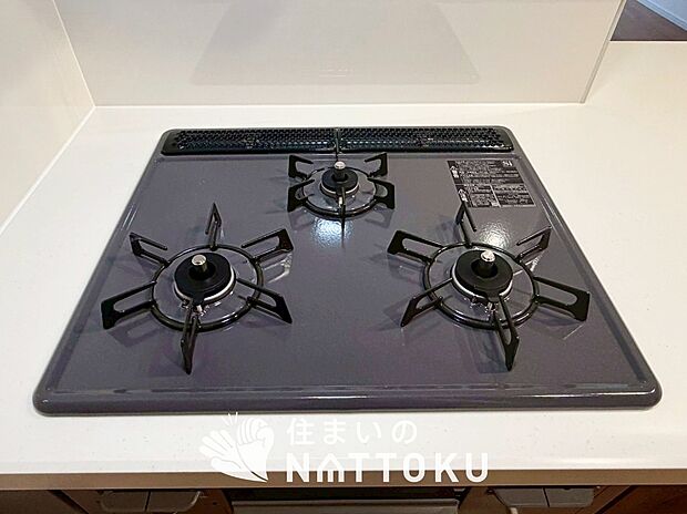 【ビルトインコンロ	 】フラットな構造で清掃性が高く、過熱防止センサー付３口タイプで日頃の家事も快適です。