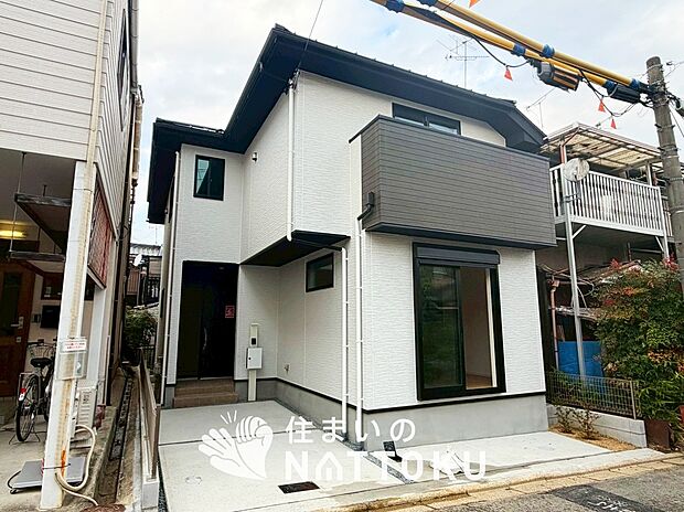 【現地写真（外観）】軽くて火災に強い屋根材を採用し、地震時の建物への負担や揺れを軽減しています。