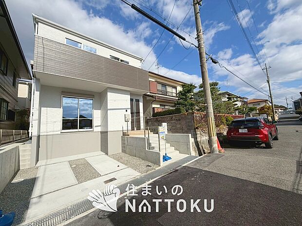 【現地写真（前道含む外観）】お引渡し後も無償の定期点検を行っており、暮らしの安心をお届けしています。