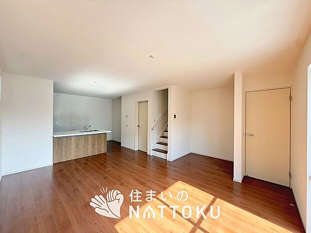 【現地写真（リビング）】フローリング材には、木目、色調など木材特有の風合いがあり、ナチュラルな美しさになっています。