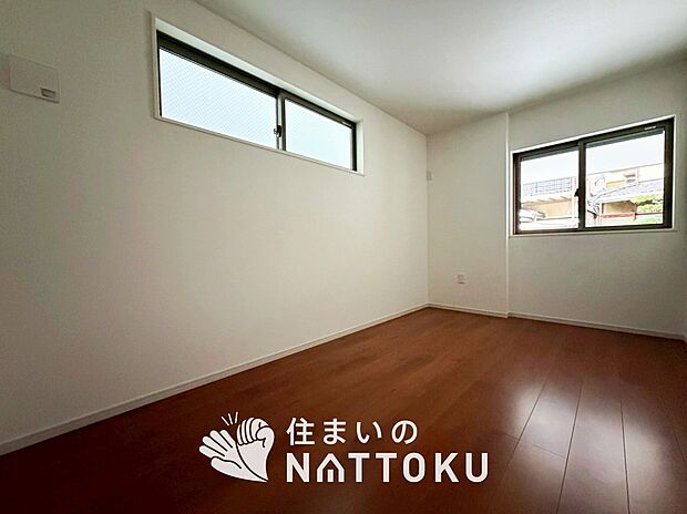 【現地写真(洋室)】木目の美しさを際立たせるシンプルデザインの建具を使用しています。