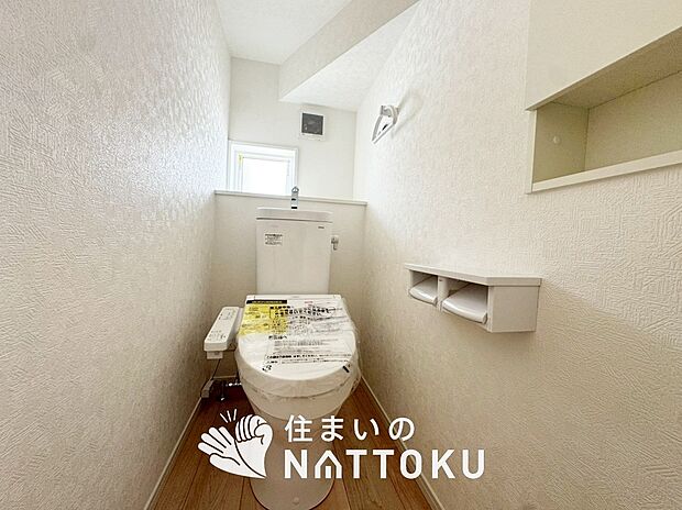 【トイレ 】汚れてもサッとひと拭きでお手入れ簡単、エコ仕様の温水洗浄便座付きのトイレです。
バリアフリーにも配慮しています。