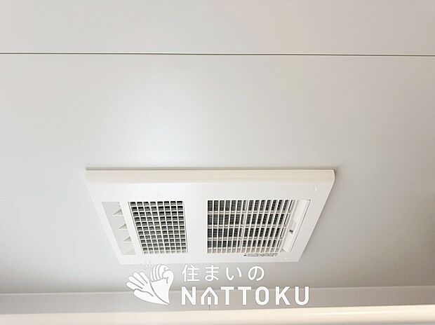 【浴室暖房換気乾燥機】サイドブロー機能で、乾燥効率アップです。
サイドに吹き出しを搭載することにより浴室内を端まで循環する気流ができ、さらに省エネ性能がアップします。