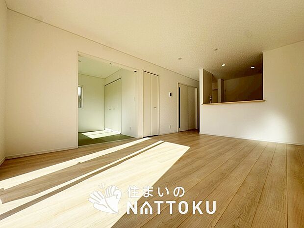 【現地写真(リビング)】フローリング材には、木目、色調など木材特有の風合いがあり、ナチュラルな美しさになっています。