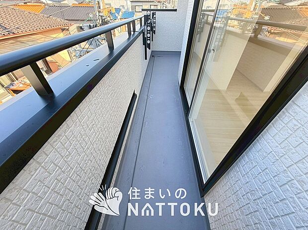 【バルコニー】奥行きが広く、洗濯物をゆったりと干せる十分な広さで、家族の洗濯も捗ります。