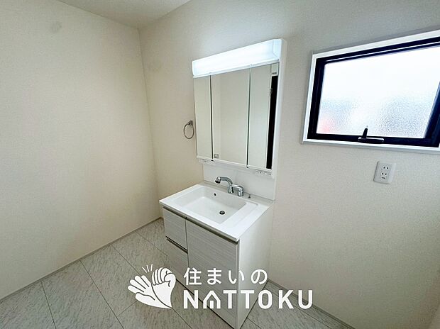 【洗面台・洗面所】鏡の両サイドは、必要なものを取出しやすく、大きな鏡面で朝の準備も快適。
使いやすいリフトアップ機能付きのシングルレバーシャワー水栓付です。