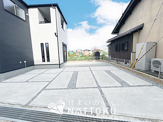 【現地写真(駐車場)】駐車スペースが広く、運転が苦手な方も安心です。