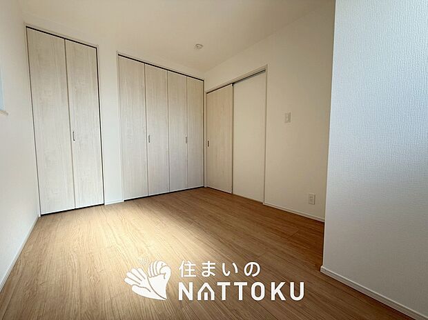 【現地写真（洋室）】木目の美しさを際立たせるシンプルデザインの建具を使用しています。