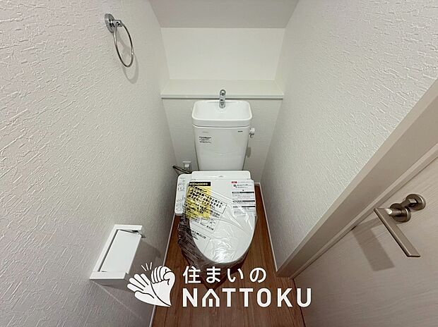 【トイレ】汚れてもサッとひと拭きでお手入れ簡単、エコ仕様の温水洗浄便座付きのトイレです。
バリアフリーにも配慮しています。
