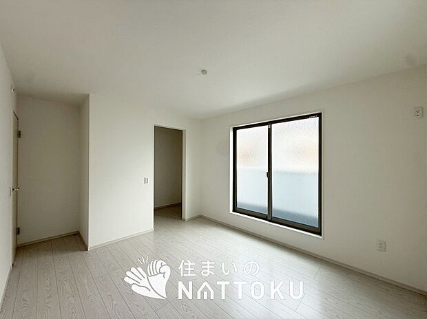 【現地写真（寝室）】木目の美しさを際立たせるシンプルデザインの建具を使用しています。