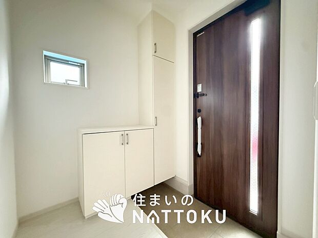 【現地写真（玄関）】玄関には、大型のシューズ収納を設置しています。