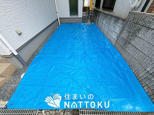 【現地写真（駐車場）】駐車スペースが広く、運転が苦手な方も安心です。