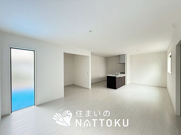 【現地写真（リビング）】フローリング材には、木目、色調など木材特有の風合いがあり、ナチュラルな美しさになっています。