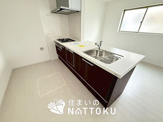 【現地写真（キッチン）】収納たっぷりのシステムキッチン、浄水器付水栓を標準装備しています。