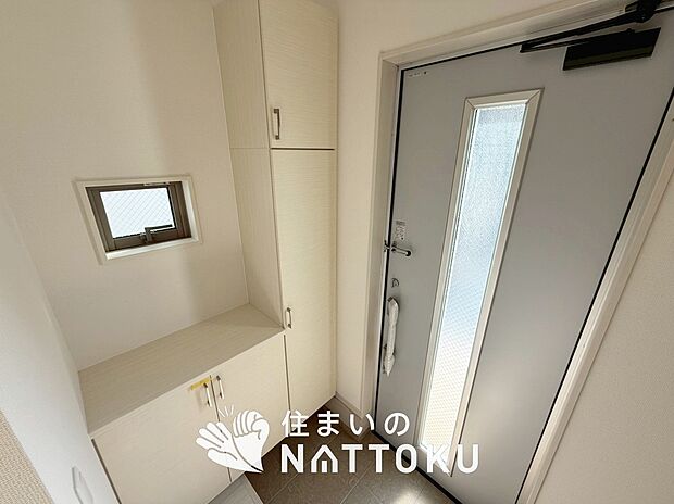 【現地写真（玄関）】玄関には、大型のシューズ収納を設置しています。