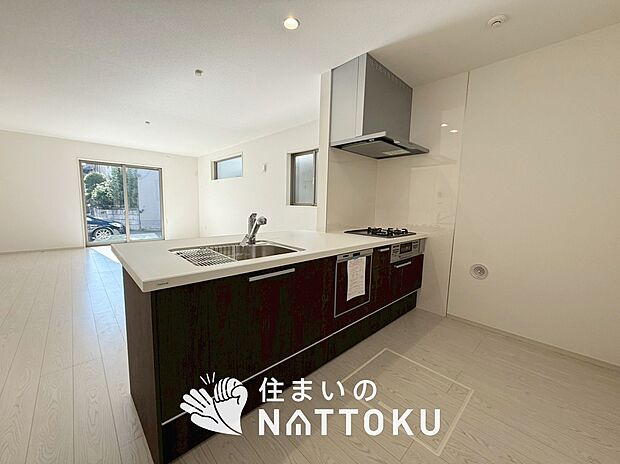 【現地写真（キッチン）】収納たっぷりのシステムキッチン、浄水器付水栓を標準装備しています。