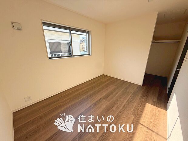 【現地写真（洋室）】木目の美しさを際立たせるシンプルデザインの建具を使用しています。