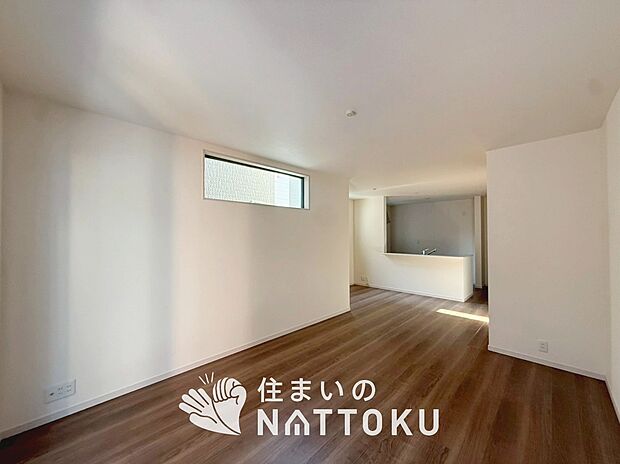 【現地写真（リビング）】フローリング材には、木目、色調など木材特有の風合いがあり、ナチュラルな美しさになっています。