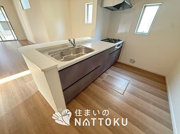 【現地写真（キッチン）】収納たっぷりのシステムキッチン、浄水器付水栓を標準装備しています。