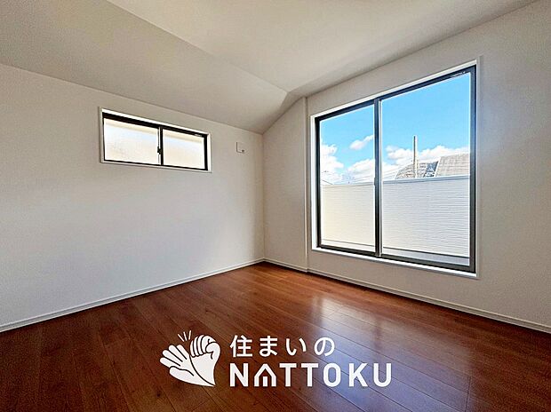 【現地写真（寝室）】木目の美しさを際立たせるシンプルデザインの建具を使用しています。