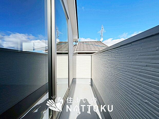 【バルコニー】奥行きが広く、洗濯物をゆったりと干せる十分な広さで、家族の洗濯も捗ります。