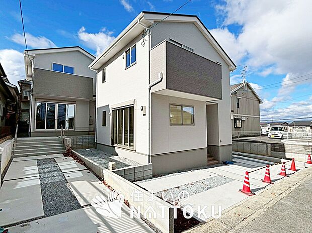 【現地写真（街並み）】雨で汚れを落とし、耐久性・耐候性に優れた外壁を使用しています。