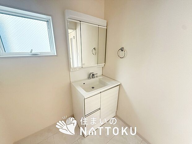 【洗面台・洗面所】鏡の両サイドは、必要なものを取出しやすく、大きな鏡面で朝の準備も快適。
使いやすいリフトアップ機能付きのシングルレバーシャワー水栓付です。
