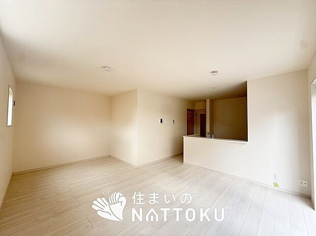 【現地写真（リビング）】フローリング材には、木目、色調など木材特有の風合いがあり、ナチュラルな美しさになっています。