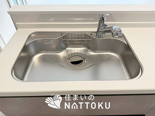 【浄水器内臓型ハンドシャワー付シンク】広々とした凸型シンクに洗剤ポケットを標準装備。すっきり収納できます。
また、蛇口の先端に浄水器を内蔵しているため場所をとりません。
