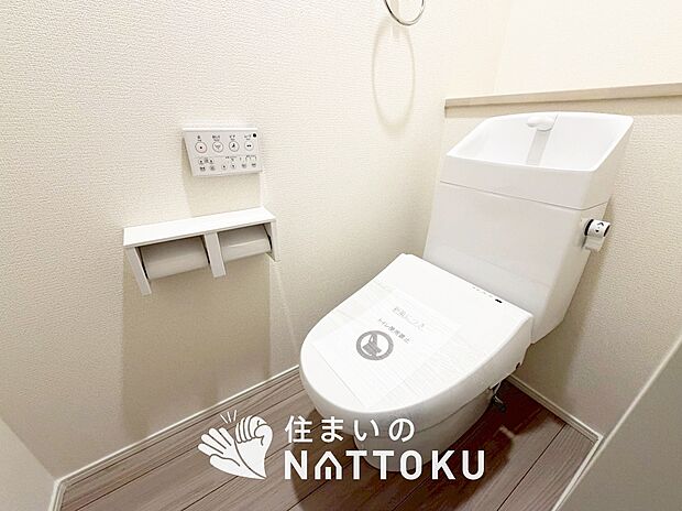 【トイレ】汚れてもサッとひと拭きでお手入れ簡単、エコ仕様の温水洗浄便座付きのトイレです。
バリアフリーにも配慮しています。