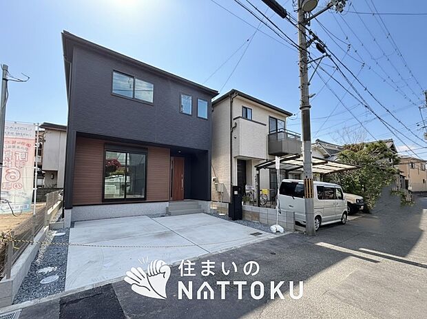 【現地写真（前道含む外観）】健康被害に配慮したもっとも安全性の高い建材を採用し、シックハウス対策をしております。