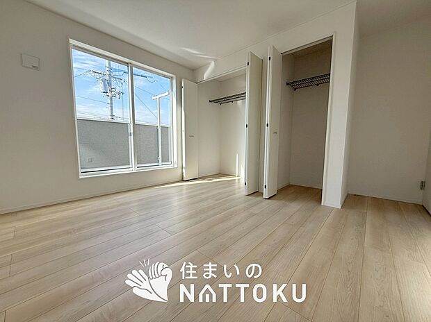 【現地写真(寝室)】木目の美しさを際立たせるシンプルデザインの建具を使用しています。