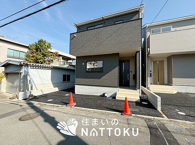 【現地写真(外観)【1号地】】雨で汚れを落とし、耐久性・耐候性に優れた外壁を使用しています。