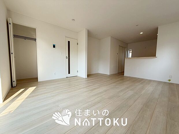 【現地写真(リビング)】フローリング材には、木目、色調など木材特有の風合いがあり、ナチュラルな美しさになっています。