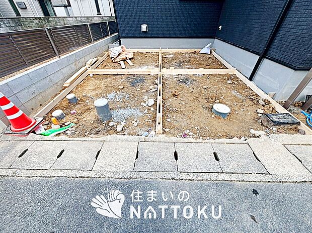 【現地写真(駐車場)】駐車スペースが広く、運転が苦手な方も安心です。