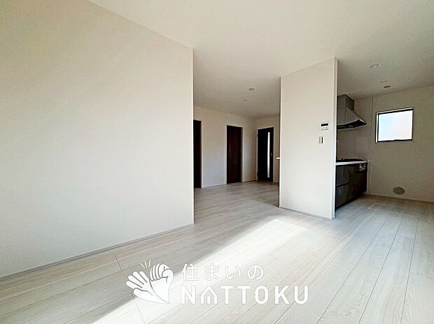 【現地写真(リビング)】フローリング材には、木目、色調など木材特有の風合いがあり、ナチュラルな美しさになっています。