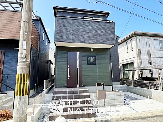 【現地写真(外観)】軽くて火災に強い屋根材を採用し、地震時の建物への負担や揺れを軽減しています。