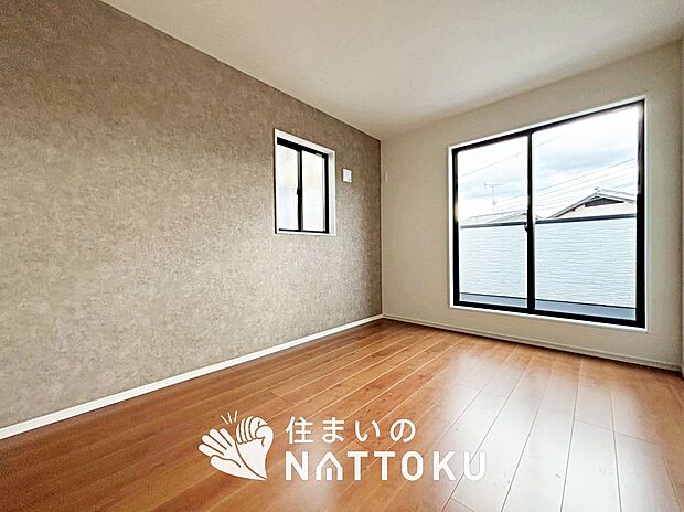 【現地写真（寝室）】木目の美しさを際立たせるシンプルデザインの建具を使用しています。