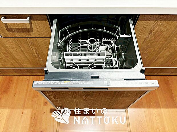 【食器洗い乾燥機】食後の時間にゆとりを与えてくれる食器洗い乾燥機。
操作ボタンも上面にあるので、腰をかがめずに操作ができラクラクです。
