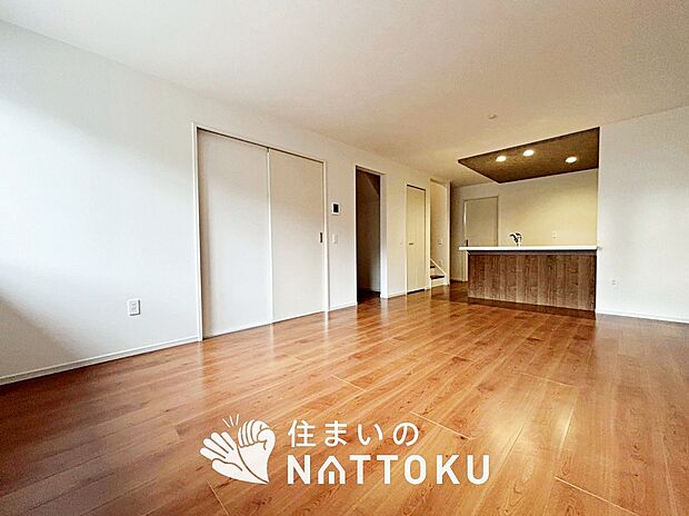 【現地写真（リビング）】フローリング材には、木目、色調など木材特有の風合いがあり、ナチュラルな美しさになっています。