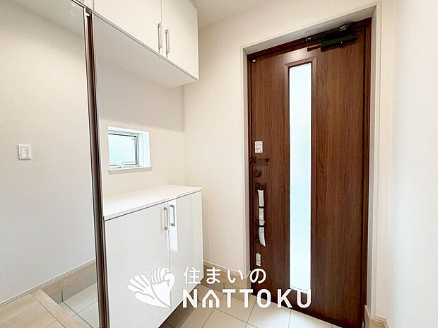 【現地写真（玄関）】玄関には、大型のシューズ収納を設置しています。